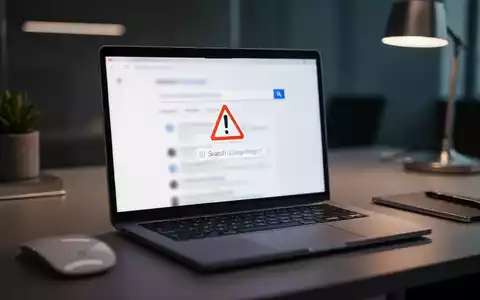 Ein Laptop-Bildschirm auf einem Schreibtisch, der auf die Gefahr von gefälschten Webseiten und Internetbetrug hindeutet. - Foto: über boerse-global.de