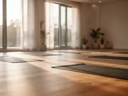 Minimalistisches Yoga-Studio mit natürlichem Licht, das eine Atmosphäre der Entspannung und Regeneration ausstrahlt. - Foto: über boerse-global.de