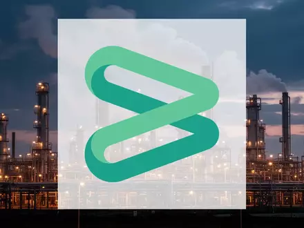 Industrielle Raffinerieanlage bei Dämmerung als Symbol für den Energiesektor und industrielle Transformation - Foto: über boerse-global.de