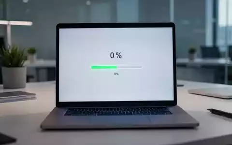 Laptop-Bildschirm zeigt Windows-Update-Fortschrittsbalken bei null Prozent eingefroren im Büro. - Foto: über boerse-global.de