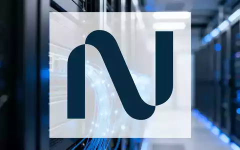 Abstrakte Darstellung moderner Rechenzentrum-Technologie und digitaler Infrastruktur mit blauem Licht. - Foto: über boerse-global.de