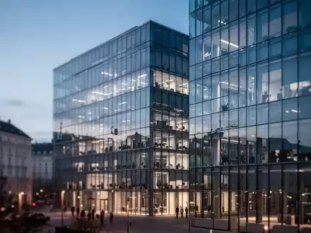 Modernes Bürogebäude in Wien bei Dämmerung, symbolisch für wirtschaftspolitische Unsicherheit. - Foto: über boerse-global.de