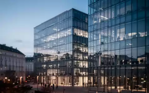 Modernes Bürogebäude in Wien bei Dämmerung, symbolisch für wirtschaftspolitische Unsicherheit. - Foto: über boerse-global.de