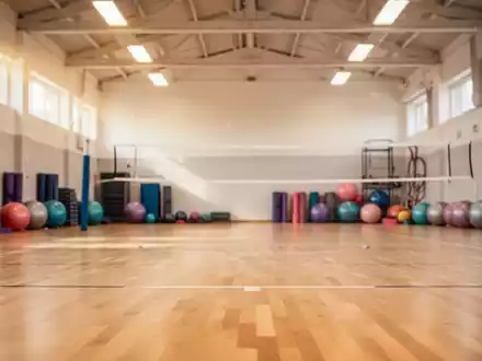 Eine helle, aufgeräumte Sporthalle mit Sportgeräten wie Yogamatten und Bällen in einer professionellen Atmosphäre. - Foto: über boerse-global.de