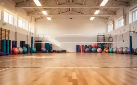 Eine helle, aufgeräumte Sporthalle mit Sportgeräten wie Yogamatten und Bällen in einer professionellen Atmosphäre. - Foto: über boerse-global.de