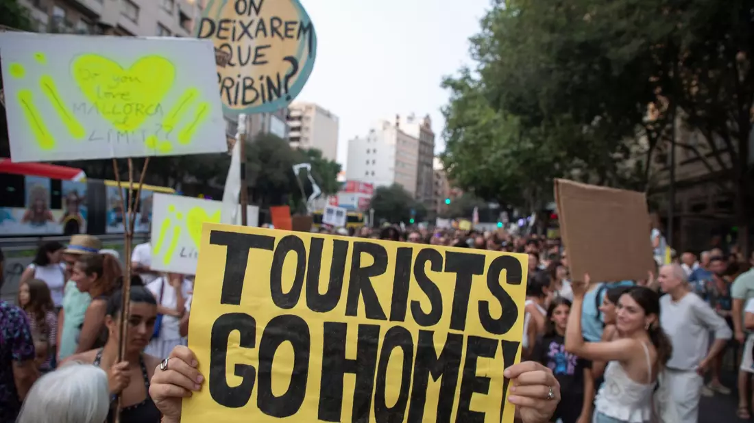 Tausende Menschen sind auf Mallorca gegen den Massentourismus durch die Straßen gezogen. - Bild: Clara Margais/dpa