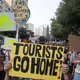 Tausende Menschen sind auf Mallorca gegen den Massentourismus durch die Straßen gezogen. - Bild: Clara Margais/dpa