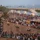 Tausende Menschen marschieren durch die Straßen von Palma de Mallorca. - Bild: Clara Margais/dpa