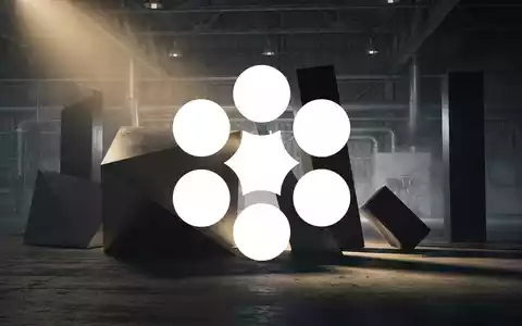 Abstrakte, düstere Industriekulisse mit geometrischen Formen als Symbol für Marktvolatilität und rechtliche Spannungen. - Foto: über boerse-global.de