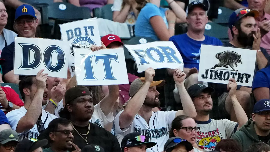 «Do it for Jimothy»: Selbst bei einem Baseballspiel der Seattle Mariners wurde der knubbelige Waschbär gefeiert. - Bild: Lindsey Wasson/AP/dpa