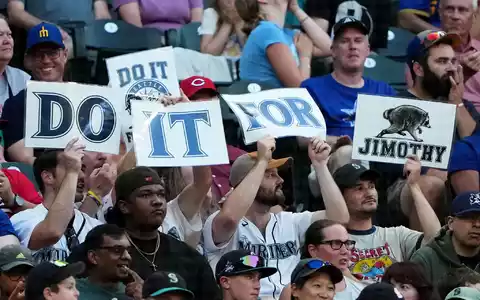 «Do it for Jimothy»: Selbst bei einem Baseballspiel der Seattle Mariners wurde der knubbelige Waschbär gefeiert. - Foto: Lindsey Wasson/AP/dpa