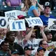«Do it for Jimothy»: Selbst bei einem Baseballspiel der Seattle Mariners wurde der knubbelige Waschbär gefeiert. - Bild: Lindsey Wasson/AP/dpa