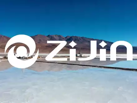Industrielle Lithium-Gewinnung in einer weitläufigen Salzpfanne unter einem klaren blauen Himmel. - Foto: über boerse-global.de