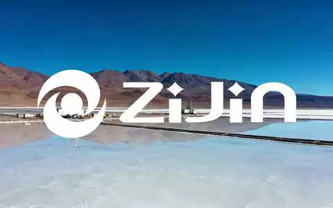 Industrielle Lithium-Gewinnung in einer weitläufigen Salzpfanne unter einem klaren blauen Himmel. - Foto: über boerse-global.de
