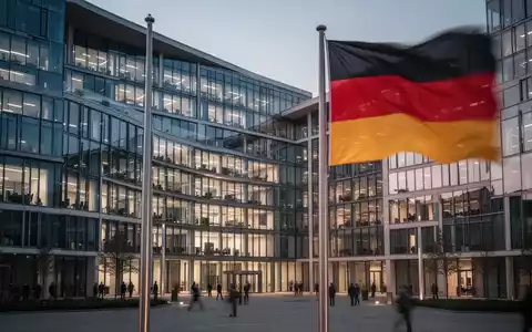 Modernes Regierungsgebäude in Berlin bei Dämmerung, symbolisch für politische Neuausrichtung und Ministeriumswechsel. - Foto: über boerse-global.de