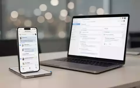 Ein moderner Arbeitsplatz mit Laptop und Smartphone, die die Integration von E-Mails in eine Projektmanagement-Software zeigen. - Foto: über boerse-global.de