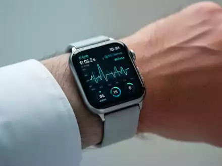 Nahaufnahme einer Smartwatch am Handgelenk, die biometrische Gesundheitsdaten für die medizinische Überwachung anzeigt. - Foto: über boerse-global.de