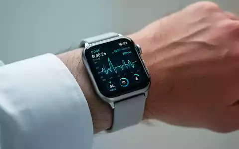 Nahaufnahme einer Smartwatch am Handgelenk, die biometrische Gesundheitsdaten für die medizinische Überwachung anzeigt. - Foto: über boerse-global.de