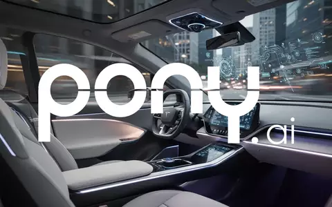 Futuristisches Interieur eines autonomen Robotaxis mit verschwommener Stadtkulisse im Hintergrund. - Foto: über boerse-global.de