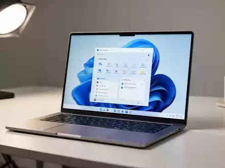 Ein moderner Arbeitsplatz mit einem Laptop, der die Benutzeroberfläche von Windows 11 zeigt. - Foto: über boerse-global.de