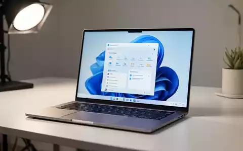 Ein moderner Arbeitsplatz mit einem Laptop, der die Benutzeroberfläche von Windows 11 zeigt. - Foto: über boerse-global.de