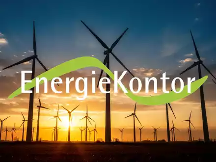 Moderne Windkraftanlagen bei Sonnenuntergang als Symbol für den Erneuerbare-Energien-Sektor. - Foto: über boerse-global.de