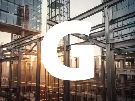 Moderne Baustelle eines Hochhauses bei Sonnenuntergang als Symbol für Immobilienentwicklung und Investitionserfolg. - Foto: über boerse-global.de