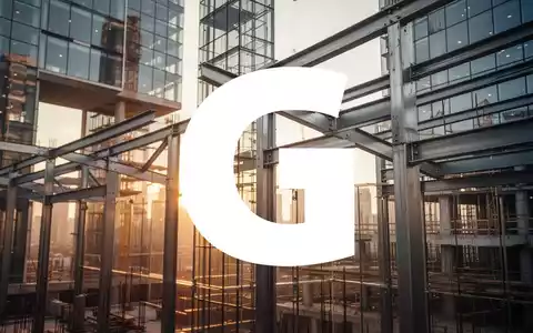 Moderne Baustelle eines Hochhauses bei Sonnenuntergang als Symbol für Immobilienentwicklung und Investitionserfolg. - Foto: über boerse-global.de