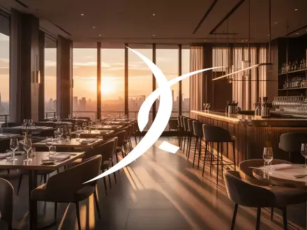 Modernes, gehobenes Restaurant-Interieur bei Dämmerung mit atmosphärischer Beleuchtung und leeren Tischen. - Foto: über boerse-global.de