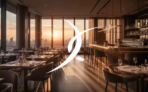 Modernes, gehobenes Restaurant-Interieur bei Dämmerung mit atmosphärischer Beleuchtung und leeren Tischen. - Foto: über boerse-global.de