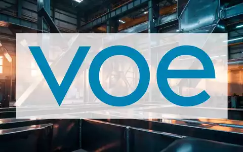 Abstrakte Aufnahme einer modernen Industrieanlage mit Fokus auf metallische Texturen und Lichtreflexionen. - Foto: über boerse-global.de