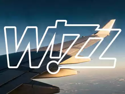 Moderne Flugzeugtragfläche vor einem goldenen Sonnenaufgang am blauen Himmel, symbolisch für die Luftfahrtbranche. - Foto: über boerse-global.de