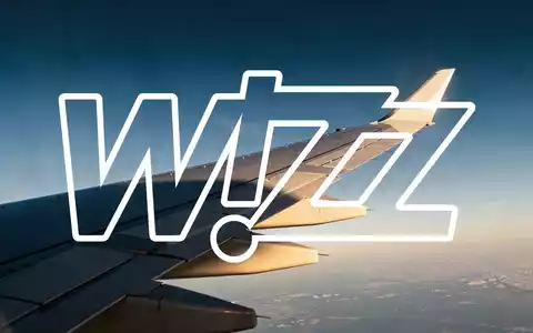 Moderne Flugzeugtragfläche vor einem goldenen Sonnenaufgang am blauen Himmel, symbolisch für die Luftfahrtbranche. - Foto: über boerse-global.de