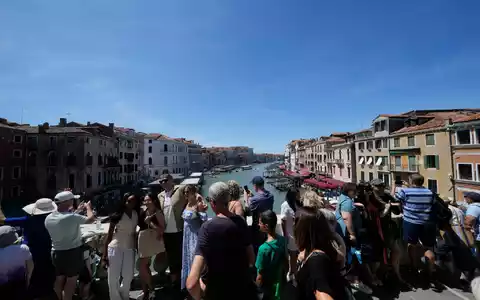 Venedig nimmt mit dem Eintritt für Tagesbesucher so viel Geld ein wie noch nie. (Archivbild) - Foto: Luca Bruno/AP/dpa