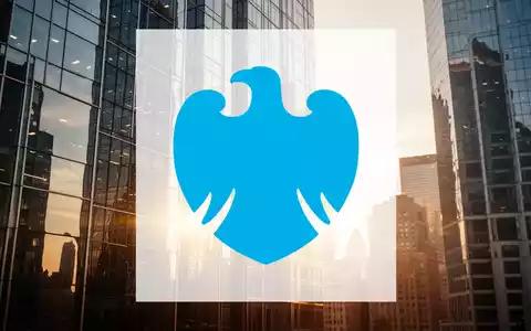 Moderne Glasfassade eines Bürogebäudes im Sonnenaufgang als Symbol für Finanzberichte und Marktstimmung. - Foto: über boerse-global.de