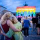 Das Brandenburger Tor wurde nach dem Anschlag in Regenbogenfarben angestrahlt. - Bild: Christoph Soeder/dpa