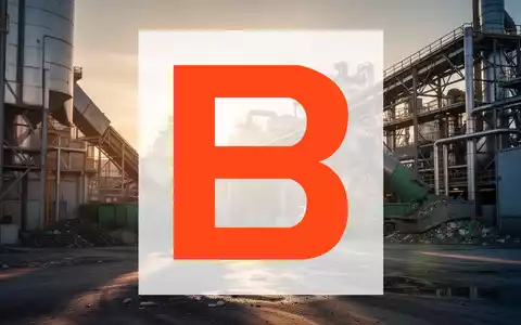 Moderne Industrieanlage bei Sonnenuntergang als Symbol für Kreislaufwirtschaft und industrielle Nachhaltigkeit. - Foto: über boerse-global.de