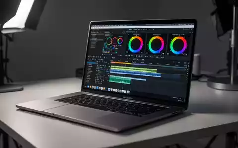 Ein MacBook Pro auf einem modernen Schreibtisch, auf dessen Bildschirm eine professionelle Videoschnitt-Software zu sehen ist. - Foto: über boerse-global.de