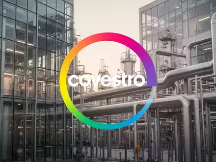 Moderne, großskalige Chemieanlage bei Sonnenaufgang mit Fokus auf Architektur und industrielle Technik. - Foto: über boerse-global.de