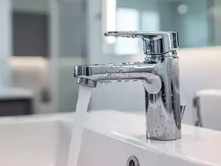 Nahaufnahme eines modernen, glänzenden Wasserhahns in einem sauberen Badezimmer. - Foto: über boerse-global.de