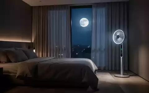 Ein moderner Ventilator in einem abgedunkelten Schlafzimmer bei nächtlichem Licht. - Foto: über boerse-global.de