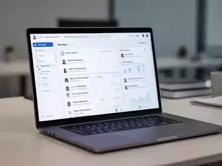 Ein moderner Laptop mit einer übersichtlichen E-Mail-Oberfläche in einem professionellen Büro-Setting. - Foto: über boerse-global.de
