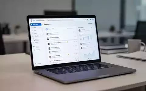 Ein moderner Laptop mit einer übersichtlichen E-Mail-Oberfläche in einem professionellen Büro-Setting. - Foto: über boerse-global.de