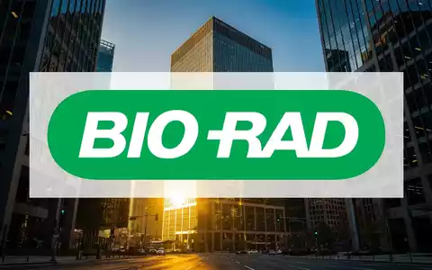 Moderne Glasfassade eines Bürogebäudes im Sonnenaufgang als Symbol für den Börsengang. - Foto: über boerse-global.de