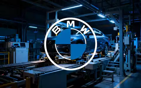 Industrielle Montagehalle einer Automobilfabrik in kühler, atmosphärischer Beleuchtung. - Foto: über boerse-global.de