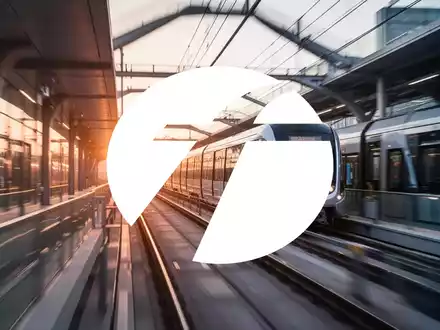 Modernes Schienennetz bei Sonnenaufgang als Symbol für Infrastruktur und Transportwesen. - Foto: über boerse-global.de