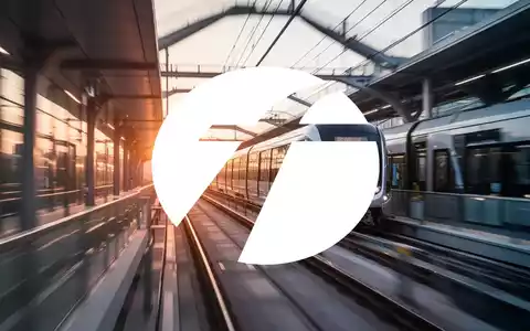 Modernes Schienennetz bei Sonnenaufgang als Symbol für Infrastruktur und Transportwesen. - Foto: über boerse-global.de