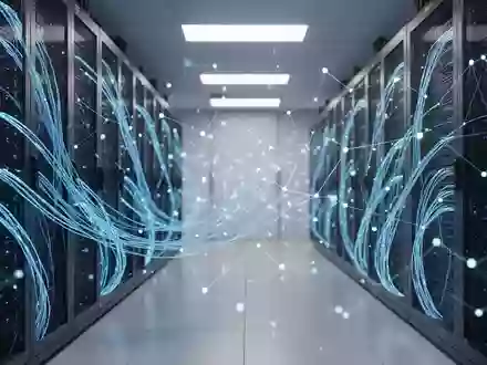 Moderne Serveranlage mit leuchtenden Glasfaserkabeln und digitalen Datenknoten, die die technische Infrastruktur symbolisiert. - Foto: ĂĽber boerse-global.de