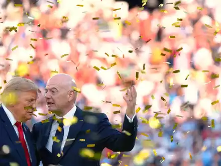 Gianni Infantino (r) wehrt sich gegen Kritik an der Fußball-WM. (Archivbild) - Foto: Jacquelyn Martin/AP/dpa