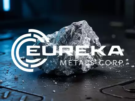 Ein rohes Lithium-Mineral auf einer dunklen, industriellen Oberfläche unter dramatischem Licht. - Foto: über boerse-global.de